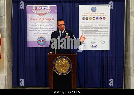 Tech Sgt. Richard Lawson del Kentucky Air National Guard parla durante una dichiarazione di supporto firma con il Kentucky del datore di lavoro il supporto della Guardia e riservare al Campidoglio a Francoforte, Ky. sett. 23, 2016. (U.S. Esercito nazionale Guard photo by Staff Sgt. Scott Raymond) Foto Stock