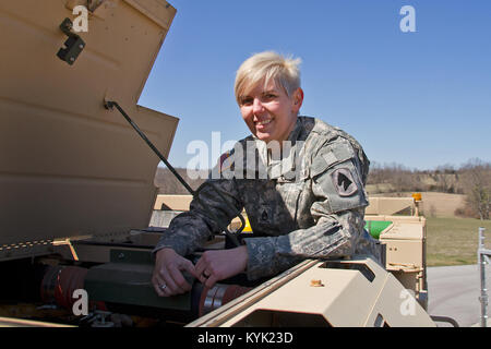 Il personale Sgt. Kathleen Braithwaite mantiene una M977 pesanti Mobilità Estesa Tactical carrello (HEMTT) in Francoforte, Ky., 16 marzo 2017. (U.S. Esercito nazionale Guard photo by Staff Sgt. Scott Raymond) Foto Stock