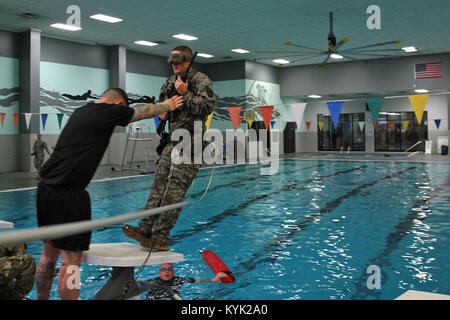 Spc. Manuel Vallejo con il Florida la Guardia Nazionale si prepara per una sopravvivenza di acqua evento durante la Guardia Nazionale regione III guerriero migliore concorrenza nel centro città, Ky., 25 aprile 2017. (U.S. Esercito nazionale Guard photo by Staff Sgt. Scott Raymond) Foto Stock