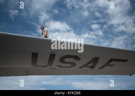 Un capo equipaggio con il Kentucky Air National Guard la 123ª Manutenzione aeromobili squadrone ispeziona l'ala di un C-130 Hercules dopo un volo alla stazione navale di Rota, Spagna, il 26 aprile 2017, durante l'esercizio leone africano. Le unità multiple da parte degli Stati Uniti Marine Corps, U.S. Esercito, U.S. Navy, U.S. Air Force e il Kentucky e Utah aria guardie nazionali condotte multilaterali e operazioni di stabilità di formazione con unità provenienti dal Royal marocchine le forze armate del Regno del Marocco durante l'esercizio, che si è svolto dal 19 aprile al 28. La combinata annuale multilaterale di esercizio è progettato per migliorare l intero Foto Stock