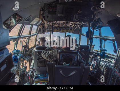 Equipaggio membri dalla Kentucky Air National Guard's 165Airlift Squadron girare per approccio finale prima di atterrare a 123Airlift Wing C-130 Hercules in Guelmine, Marocco, il 27 aprile 2017, durante l'esercizio leone africano. Le unità multiple da parte degli Stati Uniti Marine Corps, U.S. Esercito, U.S. Navy, U.S. Air Force e il Kentucky e Utah aria guardie nazionali condotte multilaterali e operazioni di stabilità di formazione con unità provenienti dal Royal marocchine le forze armate del Regno del Marocco durante l'esercizio, che si è svolto dal 19 aprile al 28. La combinata annuale multilaterale di esercizio è progettato per migliorare i Foto Stock