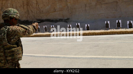 Il cap. Stephen Strack, un esercito Kentucky soldato della protezione nazionale assegnato al 149impegno militare di team, incendi un M9 pistola durante il tedesco Forze Armate Proficiency qualifica di badge 28 maggio 2017, nei pressi di Amman, Giordania. A conclusione dell'evento di tre giorni, più di 50 Stati Uniti I soldati dell esercito, U.S. Air Force aviatori e forze armate canadesi soldati guadagnato il GAFPB, una decorazione delle forze armate tedesche che è autorizzata per l'usura dai militari statunitensi. (U.S. Esercito foto di Sgt. 1. Classe Kenneth Upsall) Foto Stock