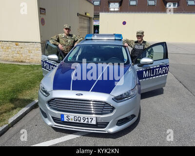 Spc. John Clark con il 1103rd Polizia Militare Distacco - Legge &AMP; per lavorare al fianco di active duty Spc. Barlow in pattugliamento Stuttgart Germania, 11 giugno 2017. (U.S. Esercito nazionale Guard foto di Capt. David Howe) Foto Stock