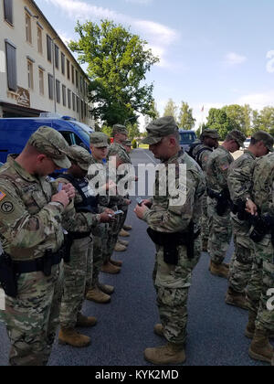 Sgt. Joshua Goldener con il 940th Polizia Militare Co. conduce una guardia Mount a Stuttgart Germania, 11 giugno 2017. (U.S. Esercito nazionale Guard foto di Capt. David Howe) Foto Stock