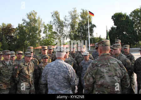 Brig. Gen. Ben Adams e membro Cmd Sgt. Il Mag. Dave Munden visita truppe dal 1103rd Polizia Militare società attualmente conducendo addestramento annuale a Stoccarda in Germania il 22 giugno. (U.S. Esercito nazionale Guard foto di magg. Stephen Martin) Foto Stock