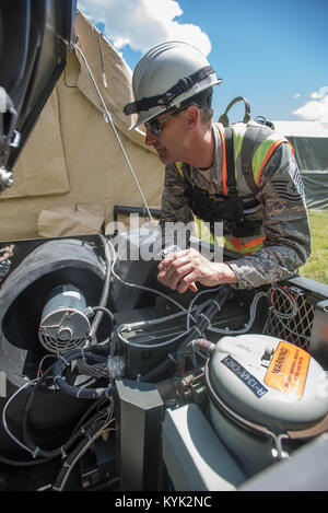 Tech. Sgt. Dustin Buel controlla una unità di condizionamento dell'aria sottoposta a manutenzione da parte di tecnici dal Kentucky Air National Guard's 123 Ingegnere Civile squadrone a Camp William cerve, un Boy Scout camp in Raymond, Maine, il 22 giugno 2017. La missione, un innovativo Readiness sforzo di formazione che consisteva di rinnovare le strutture di camp, forniti gratuitamente il lavoro per la comunità pur raddoppiando come una preziosa esperienza di training per servicemembers dall'Air National Guard, Air Force Riserva e Marine Corps riserva. (U.S. Air National Guard photo by Staff Sgt. Joshua Horton) Foto Stock