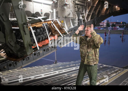 Master Sgt. Eric Gast, un loadmaster dal Tennessee Air Guard, guida un carrello elevatore dal Kentucky Air National Guard's 123contingenza Gruppo di risposta su un C-17 aeromobili al Kentucky Air National Guard Base in Louisville, KY., il Agosto 29, 2017 in preparazione per l'uragano Harvey gli sforzi di salvataggio in Texas. Più di quaranta gli avieri dal Kentucky e Mississippi Air National Guard sono voce all'Aeroporto Intercontinentale George Bush di Houston, dove potranno istituire rapidamente airfield, Istituto di medicina aeronautica di evacuazione e le operazioni di carico. (U.S. Air National Guard foto di Master Sgt. Phil Speck) Foto Stock