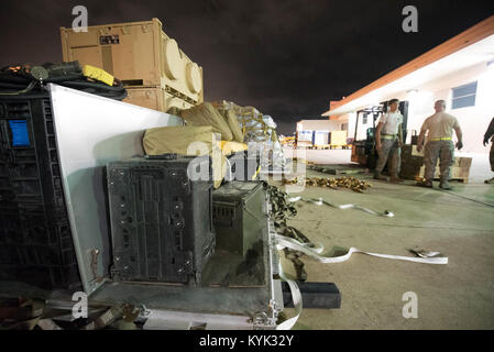 Avieri dal Kentucky Air National Guard's 123contingenza Gruppo di risposta, aumentata dagli aviatori dal Mississippi Air Guard, lavoro per stabilire un air cargo e di medicina aeronautica hub di evacuazione all'Aeroporto Intercontinentale George Bush di Houston, Texas, il 30 agosto 2017, a sostegno dell'Uragano Harvey soccorsi. Il 49 avieri è arrivato a bordo di due C-17 Globemaster III aeromobili con 90 tonnellate di apparecchiature. (U.S. Air National Guard photo by Staff Sgt. Joshua Horton) Foto Stock