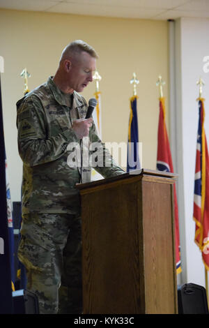 Il Mag. Gen. Terrence McKenrick, U.S. Centrale di esercito vice comandante generale, dà commento durante il trasferimento di autorità cerimonia per la 149impegno militare di team e il 648th incontrato sett. 6, 2017, a Camp Arifjan in Kuwait. McKenrick ha presieduto la cerimonia che significava il completamento della missione per il Kentucky nazionale della guardia 149soddisfatte e l'assunzione della missione per la Georgia National Guard 648th del TEM. Foto Stock