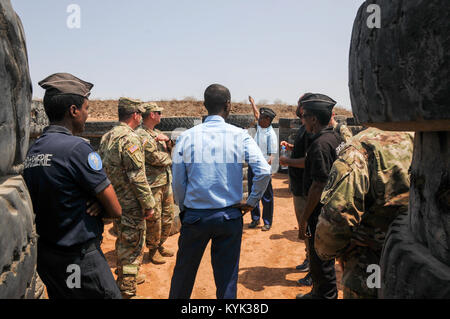 I soldati del primo battaglione di fanteria 149a soddisfare con i membri della gendarmeria e ricevere un tour della Gendarmerie Training Facility a Gibuti per supportare lo stato del programma di partenariato tra il Kentucky Guardia Nazionale e della nazione di Gibuti sett. 26, 2017. (U.S. Esercito nazionale Guard foto di Spc. Sarah Gossett) Foto Stock