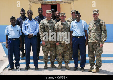 I soldati del primo battaglione di fanteria 149a soddisfare con i membri della gendarmeria e ricevere un tour della Gendarmerie Training Facility a Gibuti per supportare lo stato del programma di partenariato tra il Kentucky Guardia Nazionale e della nazione di Gibuti sett. 26, 2017. (U.S. Esercito nazionale Guard foto di Spc. Sarah Gossett) Foto Stock