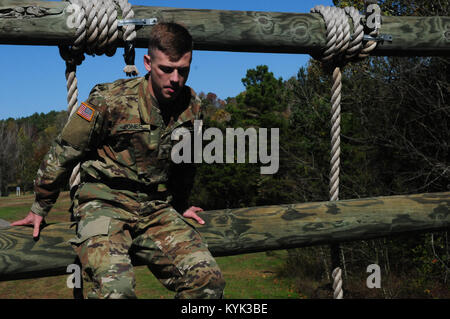 Sgt. Derrick Jones, 1103rd Polizia Militare di distacco, Kentucky Guardia nazionale, completa un ostacolo durante la corsa a ostacoli porzione del 2018 miglior guerriero di concorrenza a Wendell H. Ford Centro di Formazione Regionale in Greenville, Ky ott. 26, 2017. I 3 giorni di concorrenza determinerà chi sarà il Kentucky Guardia Nazionale del prossimo soldato dell'anno. (U.S. Esercito nazionale Guard foto di Capt. Josh Daugherty/rilasciato) Foto Stock