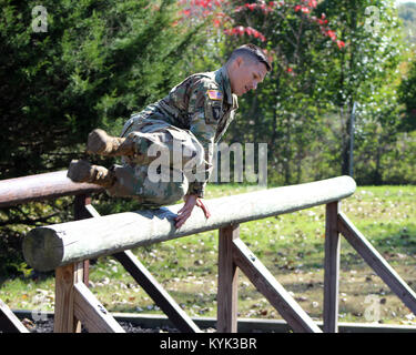 Sgt. 1. Classe Anthony Hughes compete durante la corsa a ostacoli porzione del 2018 miglior guerriero che la concorrenza venga mantenuta a Wendell H. Ford Centro di Formazione Regionale in Greenville, Ky Ottobre 26th, 2017. Il 3-giorno #bestwarrior determinerà la #kentuckyguard soldato dell'anno. (U.S. Esercito nazionale Guard foto di Sgt. Taylor Tribble/RILASCIATO) #kyng #Hooah #soldato Foto Stock