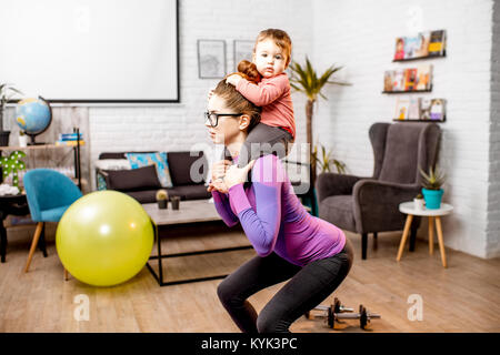 Madre facendo sport con il suo bambino figlio Foto Stock