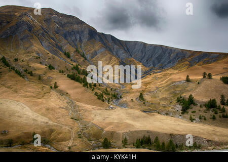 Burrone de la Pelounire accanto alla strada più alto in Europa nord del Col de la Bonette, Departement Alpes-de-Haute-Provence ,Francia nel mese di settembre Foto Stock