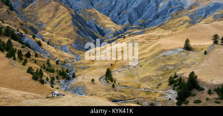 Burrone de la Pelounire accanto alla strada più alto in Europa nord del Col de la Bonette, Departement Alpes-de-Haute-Provence ,Francia nel mese di settembre Foto Stock