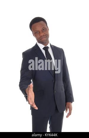 A chiudere l'immagine di un uomo di affari in un abito scuro saluto qualcuno con la mano tesa , isolate per sfondo bianco Foto Stock