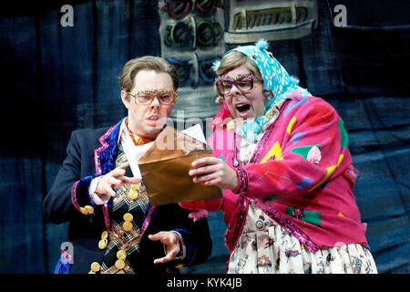 Reece Shearsmith come Edward Tattsyrup e Steve Pemberton come Tubbs Tattsyrup nella fase di produzione della lega dei parlamentari sono dietro di voi - photocall a prove abito a Twickenham Londra UK - 11 Ott 2005. Photo credit: George mento/IconicPix Foto Stock