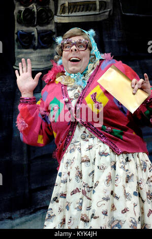 Steve Pemberton come Tubbs Tattsyrup nella fase di produzione della lega dei parlamentari sono dietro di voi - photocall a prove abito a Twickenham Londra UK - 11 Ott 2005. Photo credit: George mento/IconicPix Foto Stock