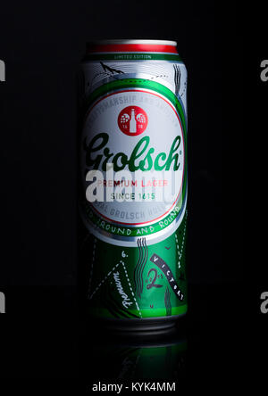 LONDON, Regno Unito - 02 gennaio 2018: Alluminio può di Grolsch premium lager birra su sfondo nero. Foto Stock