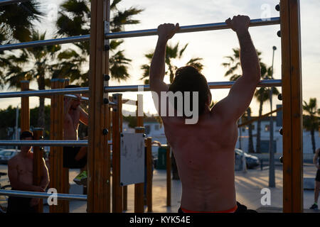 Formazione Bodybuilding davanti alla spiaggia, Pacífico barrio, Malaga, Spagna Foto Stock