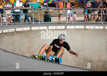 Venezia-Aug 4: un guidatore di skateboard pratiche a Venezia Skatepark in Venezia, CA su Agosto 4, 2012. La legge della California richiede chiunque al di sotto dei 18 anni di età a noi Foto Stock