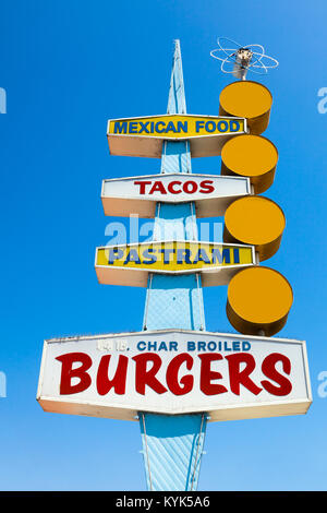 Vintage segno per un fast food Burger stand contro il blu intenso del cielo. Includere parole Char hamburger arrostito, Pastrami, tacos, cibo messicano. Anni sessanta stile. Foto Stock