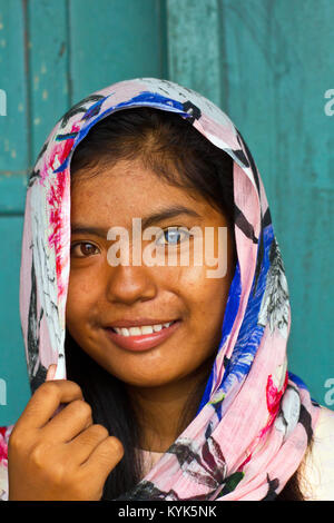 Blu e verde eyed giovane donna dalla minoranza Cham persone vicino a Phan Rang, Vietnam centrale. Foto Stock