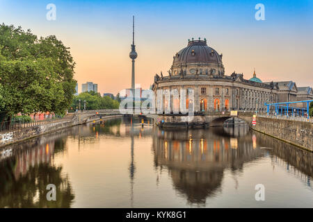 Berlin sunrise skyline della città al fiume Sprea, Berlino, Germania Foto Stock