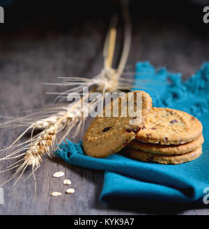 Farina di avena cookies isolato su un tavolo di legno Foto Stock