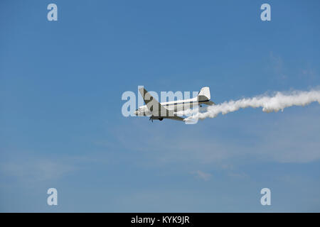 In aereo con il fumo. Foto Stock