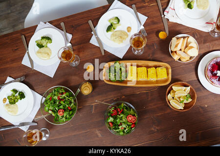 Cibo sul tavolo Foto Stock