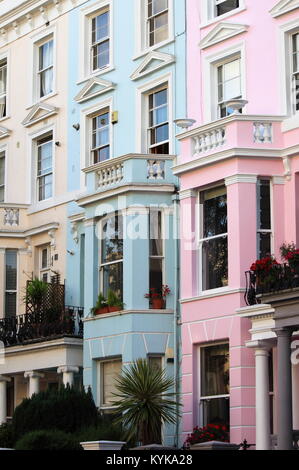 Case colorate in Notting Hill quartiere di Londra, Regno Unito Foto Stock