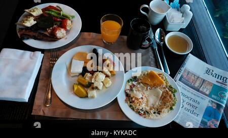 Hilton Hotel ristorante di bordo sontuosità Epicure sontuosa colazione gourmet a buffet Smorgasbord tutto quello che potete mangiare pasti raffinati Pattaya Thailandia Foto Stock