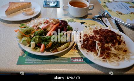 Oltre a mangiare pasti gourmet di palificazione cinematografica It su Sizzler Ristorante a Buffet Pattaya Thailandia Foto Stock