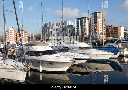 Università di Suffolk waterfront edifici barche ormeggiate nel porto turistico, Ipswich Darsena waterside riconversione, Ipswich, Suffolk, Inghilterra, Regno Unito Foto Stock