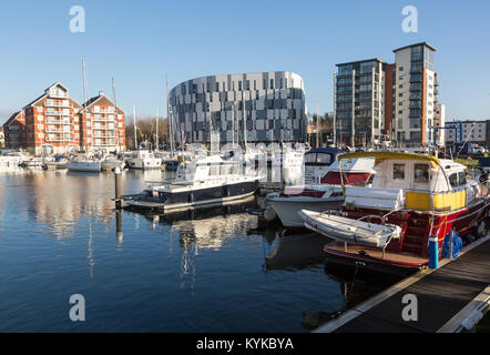 Università di Suffolk waterfront edifici barche ormeggiate nel porto turistico, Ipswich Darsena waterside riconversione, Ipswich, Suffolk, Inghilterra, Regno Unito Foto Stock