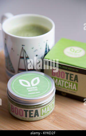 Matcha tè, di origine giapponese che è tradizionalmente utilizzato nella cerimonia, ha acquisito maggiore popolarità nelle culture occidentali per i suoi benefici per la salute. M Foto Stock