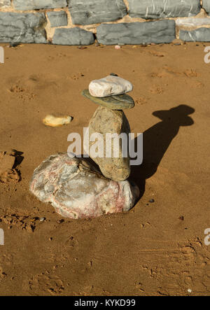 Scultura in pietra sulla spiaggia. Foto Stock