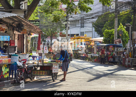 I fornitori di prodotti alimentari sulla strada, la città vecchia di Chiang Mai, Thailandia Foto Stock