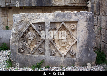 Big Stone con due maschere di Myra, Turchia Foto Stock