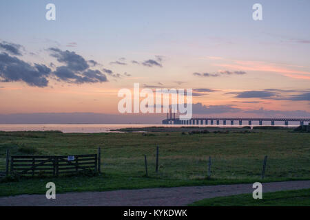 Oresund e Oresund Bridge al tramonto visto da Bunkeflostrand in Malmo, Svezia Foto Stock