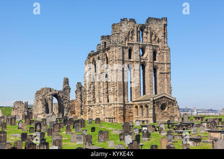 Si affaccia sul Mare del Nord e il fiume Tyne, Castello di Tynemouth e Priory sulla costa del nord-est dell' Inghilterra che una volta era una delle più grandi sono fortificati Foto Stock