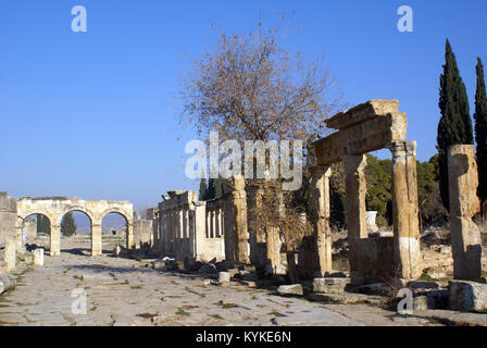 Colonnato street a Ierapoli vicino a Pamukkale, Turchia Foto Stock