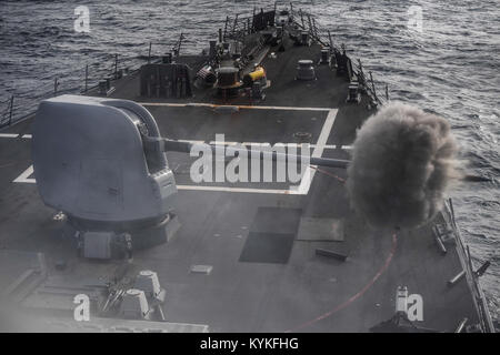 Oceano atlantico (ott. 9, 2017) Il Arleigh Burke-class guidato-missile destroyer USS Donald Cook (DDG 75) incendi il suo marchio 45 da 5 pollici la pistola durante la conduzione di un live-fire evoluzione durante l'esercizio comune della Warrior 17-2, Ottobre 9, 2017. Joint Warrior è un REGNO UNITO-led, esercizio di multinazionali che sviluppa l'interoperabilità e la cooperazione in tutte le aree di guerra. (U.S. Foto di Marina di Massa lo specialista di comunicazione 1a classe Theron J. Godbold /rilasciato)171009-N-FP878-470 Foto Stock