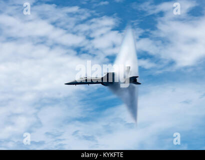 Oceano atlantico (Agosto 20, 2017) Un F/A-18E Super Hornet assegnati al 'Tomcatters' di Strike Fighter Squadron (VFA) 31 si rompe la barriera del suono sopra la portaerei USS George H.W. Bussola (CVN 77) durante un aria di dimostrazione di potenza. La nave e il suo supporto strike gruppo stanno ritornando a casa da parte di sette mesi di distribuzione nel supporto del le operazioni di sicurezza marittima e di teatro la cooperazione in materia di sicurezza gli sforzi negli Stati Uniti La quinta e la sesta flotta aree di responsabilità. (U.S. Foto di Marina di Massa lo specialista di comunicazione di terza classe Matlage Matt/RILASCIATO) 170820-N-FE442-0400 Foto Stock