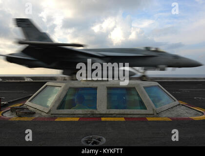 Oceano Indiano (nov. 2, 2017) Un F/A-18E Super Hornet assegnato al "i diamanti blu" di Strike Fighter Squadron (VFA) 146 lancia off il ponte di volo a bordo della portaerei USS Nimitz CVN (68). La Nimitz Carrier Strike gruppo è su una distribuzione programmata negli Stati Uniti 7 area della flotta di azioni di sostegno le operazioni di sicurezza marittima e di protezione del teatro gli sforzi di cooperazione. (U.S. Foto di Marina di Massa lo specialista di comunicazione di terza classe Cole Schroede/RILASCIATO) 171102-N-JH929-135 Foto Stock