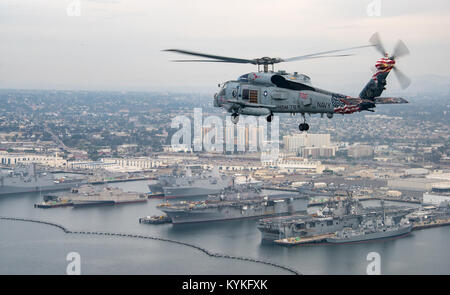 Un elicottero MH-60R Sea Hawk dell'Helicopter Maritime Strike Squadron 78 conduce addestramento sulla baia di San Diego vicino alla portaerei classe Nimitz USS Carl Vinson. I marinai del Carrier Strike Group 1 partecipano alle esercitazioni di sostegno preparandosi per la distribuzione. Foto Stock