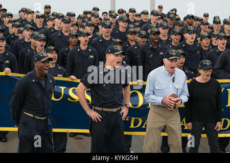 Golfo Arabico (nov. 23, 2017) segretario della Marina (SECNAV) Richard V. Spencer, centro a destra con la moglie Sarah Pauline Spencer, e l'equipaggio a bordo del Arleigh Burke-class guidato-missile destroyer USS tramoggia (DDG 70), registrare uno spirito spot per il 2017 Army-Navy gioco durante il Spencers' visita alla nave il giorno del Ringraziamento. Spirito spot sono registrati al servizio mostra Esprit de Corps come parte dei 126 anni di calcio la rivalità tra i due servizi. La nave è distribuito negli Stati Uniti Quinta Flotta area di operazioni a sostegno della sicurezza marittima operazioni per rassicurare gli alleati e partner e pr Foto Stock