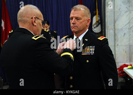 Brig. Gen. Scott Campbell rimuove Chief Warrant Officer Dwight Harlan la filiale di insegne durante un cambio di responsabilità a Francoforte, Ky., Dic 20, 2017. (U.S. Esercito nazionale Guard photo by Staff Sgt. Scott Raymond) Foto Stock